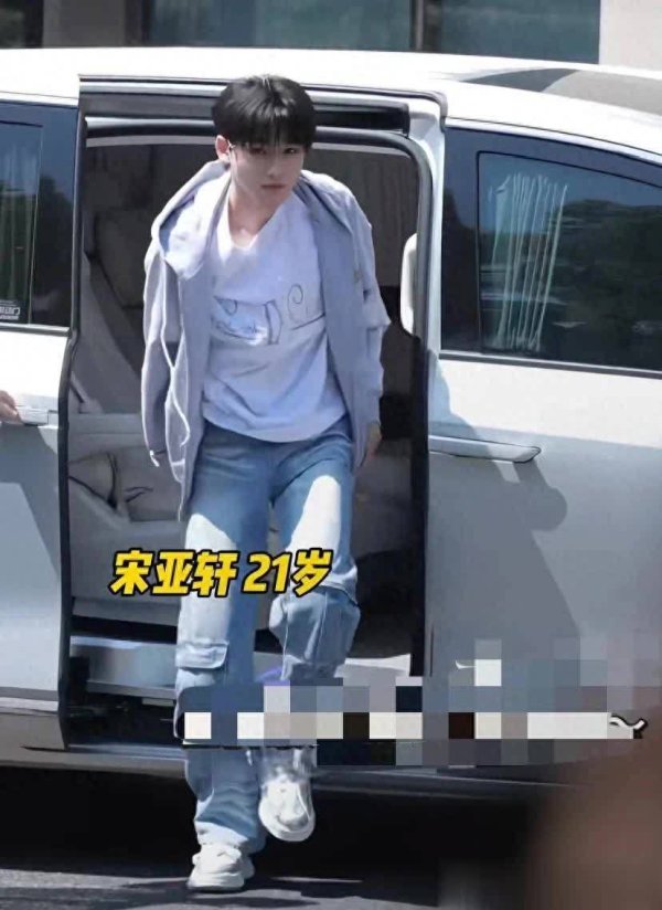 汇金财富 王牌对王牌最新上班路透，董璇旗袍美，关晓彤大长腿抢镜